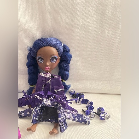 Rainbow High Blue-Haired Fashion Doll - Picture 4 of 4